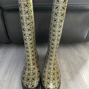 Tory Burch Geometric Print Rain Boots in Black and Gold
